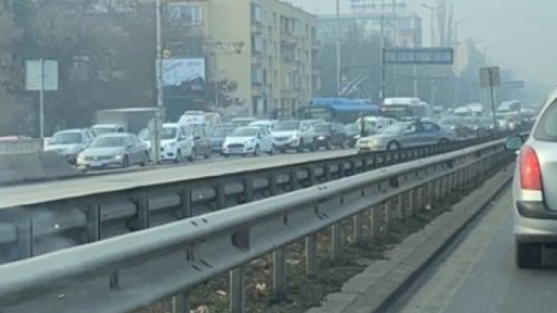 Извънредно! Тежка катастрофа при бензиностанция на бул. "Цариградско шосе", изтича газ СНИМКА