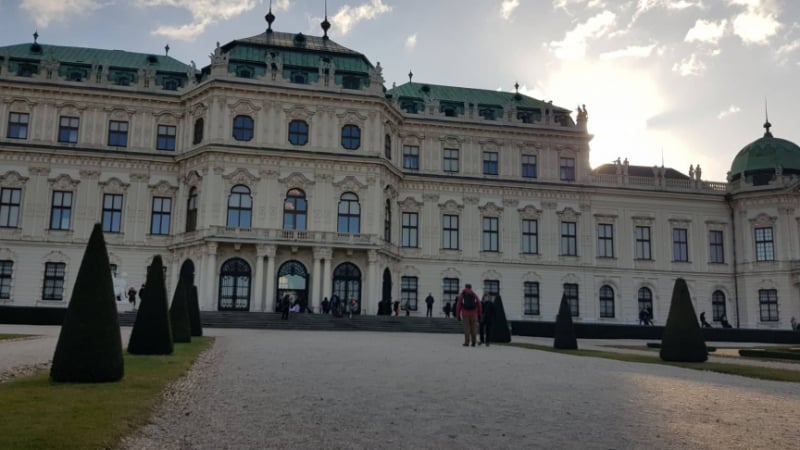 Пожарникар от България направи нещо невероятно в Двореца Белведере във Виена СНИМКИ