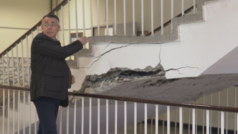 Кметът на Кърджали разкри на какво се дължи пропадането на стълбище в училище