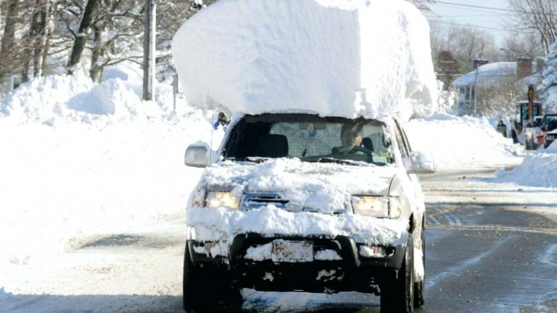 Мързи ви да чистите снега от покрива на колата? Имате 6 големи проблема