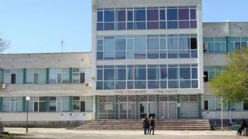 Паника в Бургас, евакуират ученици от елитна гимназия