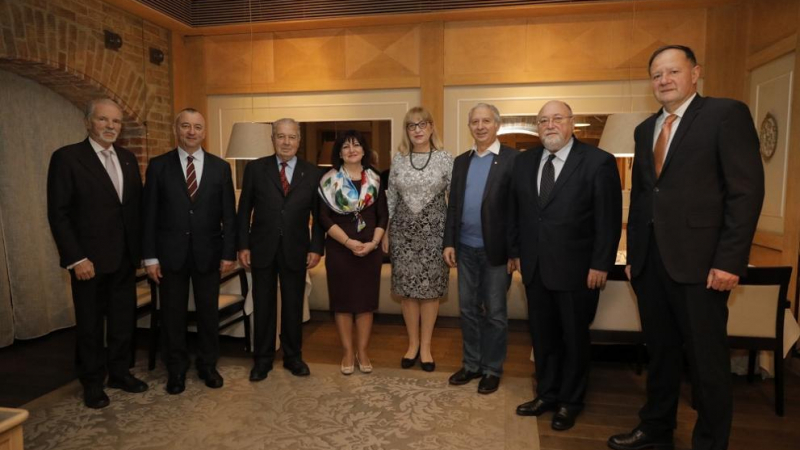 В навечерието на Коледа: Караянчева събра бившите председатели на парламента