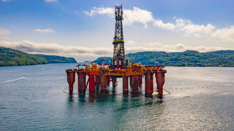 Най-богатият норвежец обяви война на петролната индустрия с мащабен проект