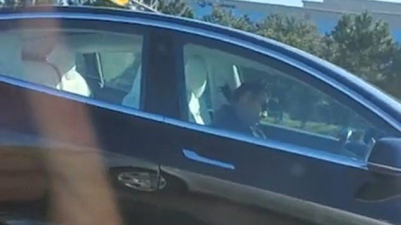 Това ли е бъдещето: Спипаха шофьор на Тесла да спи, а колата да фучи по магистрала ВИДЕО