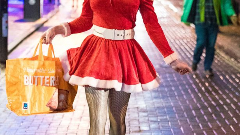 Секси помощнички на Дядо Коледа наводниха британските градове в Лудия Петък СНИМКИ
