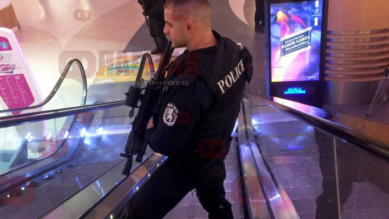 Екшън в Бургас: Тежко въоръжени полицаи нахлуха в местен мол СНИМКИ