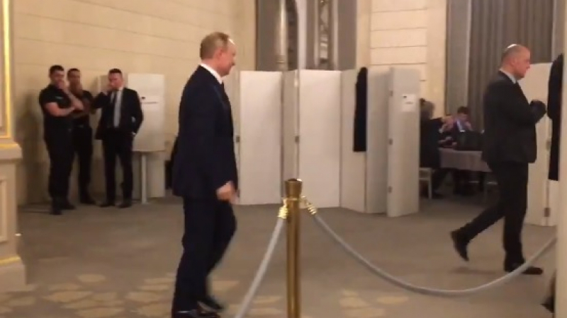 Ще се шашнете: ВИДЕО показва колко души съпровождат Путин до тоалетната в Париж