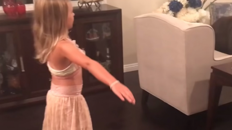 Трогателно ВИДЕО на танцуващо момиченце с куче стана хит в мрежата 