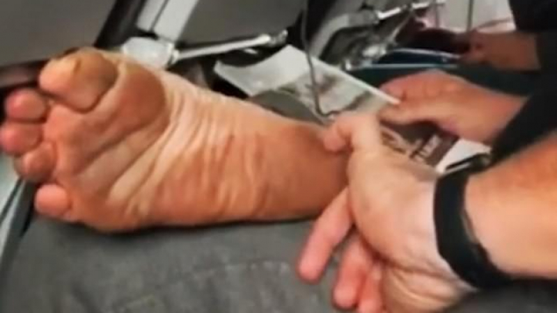 Отврат: Гнусен пътник си къса кожа от крака по време на полет ВИДЕО
