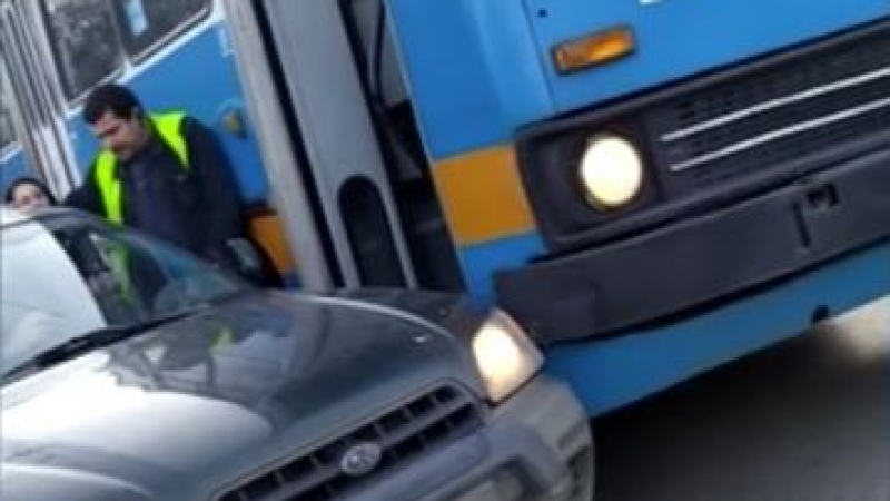 Шофьори на тролей и автомобил се млатиха грозно в София ВИДЕО