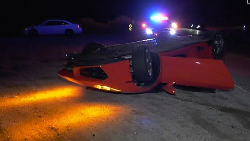 Суперкола Lamborghini бе захвърлена директно на пътя след катастрофа ВИДЕО