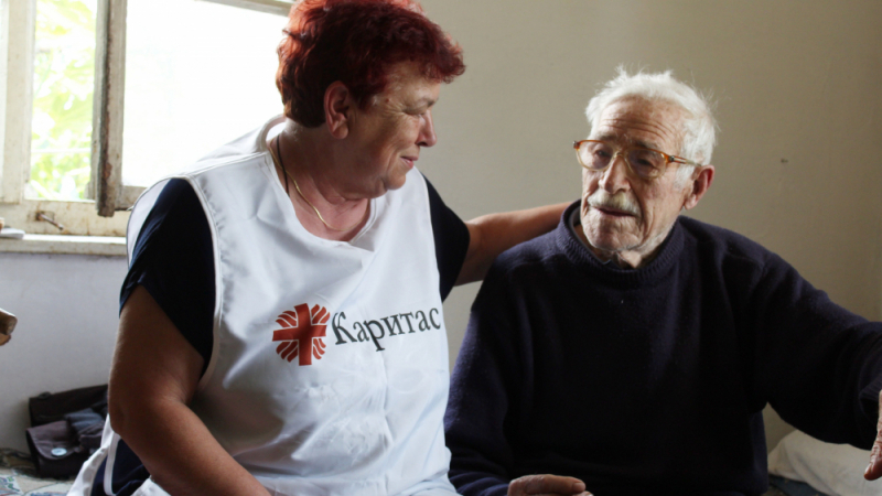„Каритас“ и Райфайзенбанк помагат за по-достойни старини на стотици българи