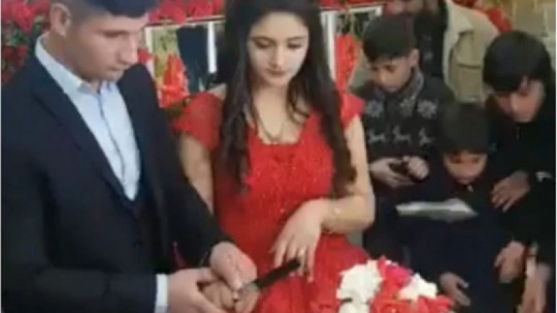 Сватбена торта се опъна на младоженец и той откачи ВИДЕО