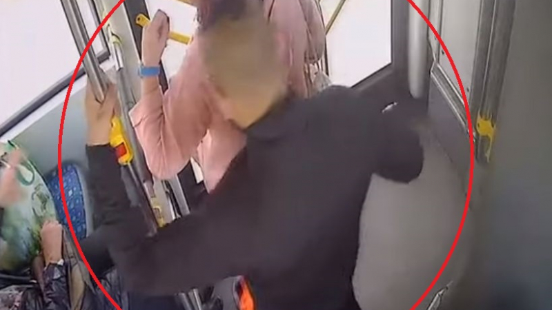 Потрес! Циганин мастурбира в столичен автобус, приклещи пътничка на задна и... ВИДЕО 18+