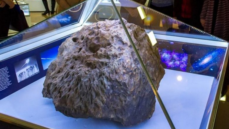 Шок: Фрагмент на Челябинския метеорит сам повдигна купола, с който е захлупен ВИДЕО