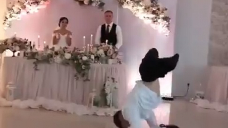Мъж без крака направи нещо удивително на сватба ВИДЕО 
