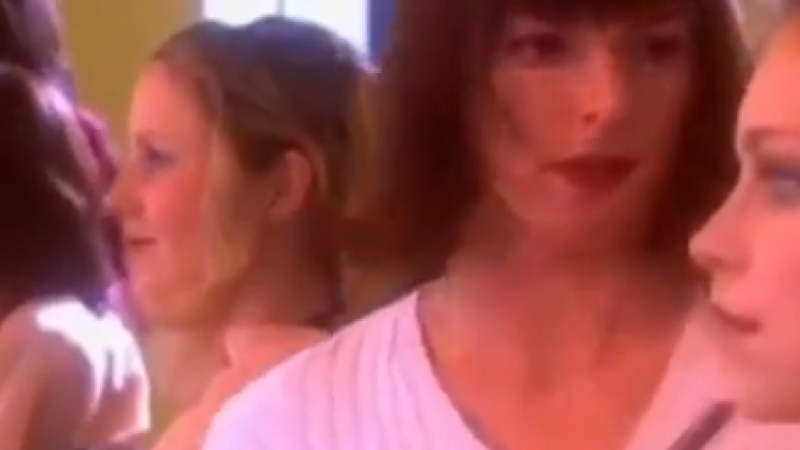 Гол младеж хипнотизира жени във фризьорски салон, развръзката е изумителна 