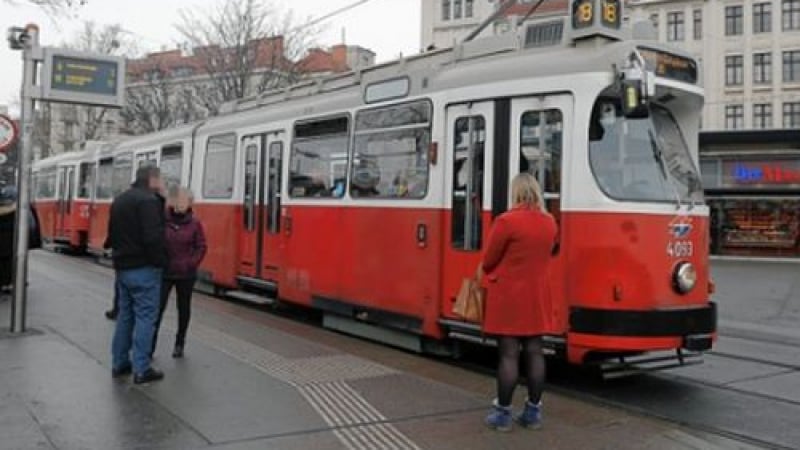 Екшън! 16-годишен пишлигар от България си развя меча в трамвай във Виена СНИМКА