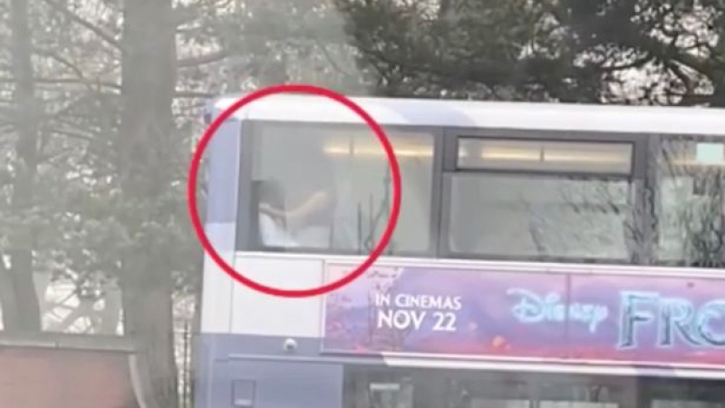 Палава двойка бе заснета как прави див секс на втория етаж на автобус ВИДЕО 18+