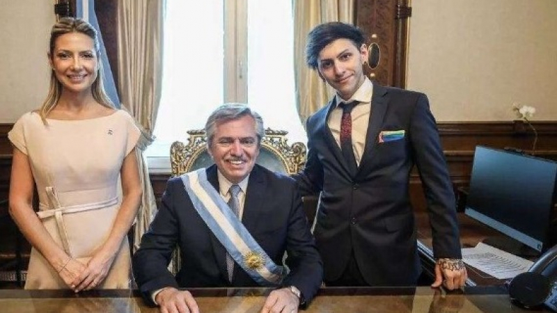 Синът на аржентинския президент е "драг кралица", а баща му е горд от това СНИМКИ 18+