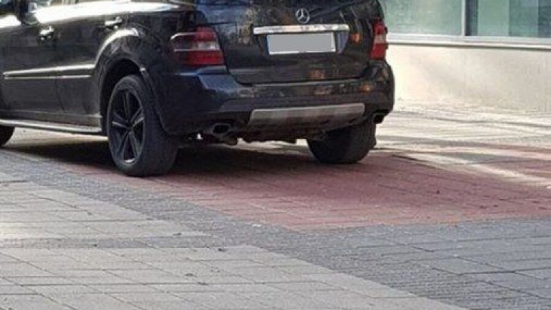Селяк паркира като цар на пешеходна зона в Пловдив и си взе кафе, което му излезе...