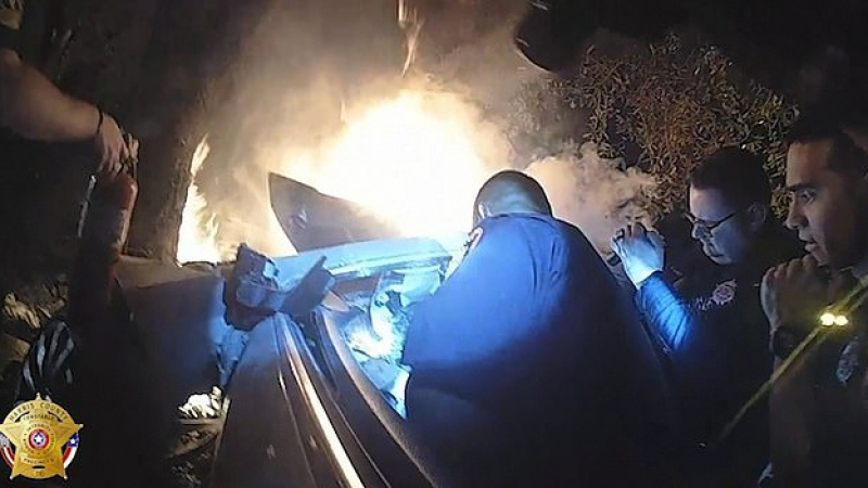 Полицаи вадят шофьор от горяща кола секунда преди да се изпече жив ВИДЕО