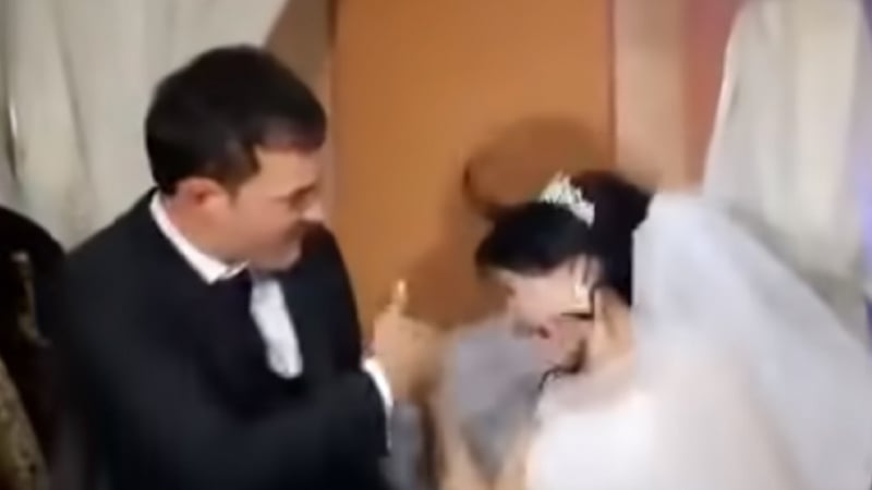 Грозно: Младоженец наби булката пред олтара ВИДЕО