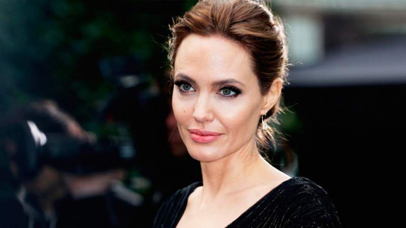 Папараци изкараха невиждана СНИМКА на Анджелина Джоли