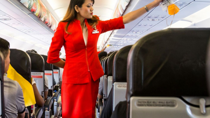 Защо стюардесите държат ръцете си зад гърба по време на кацане