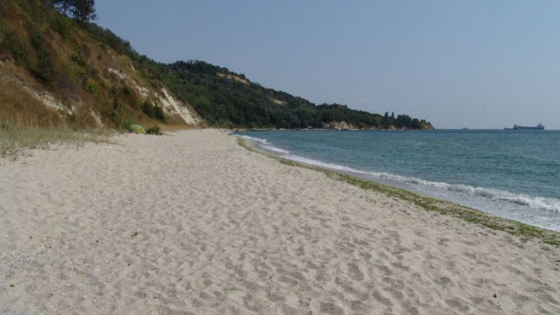 Младежи направиха нещо изумително на плажа във Варна 