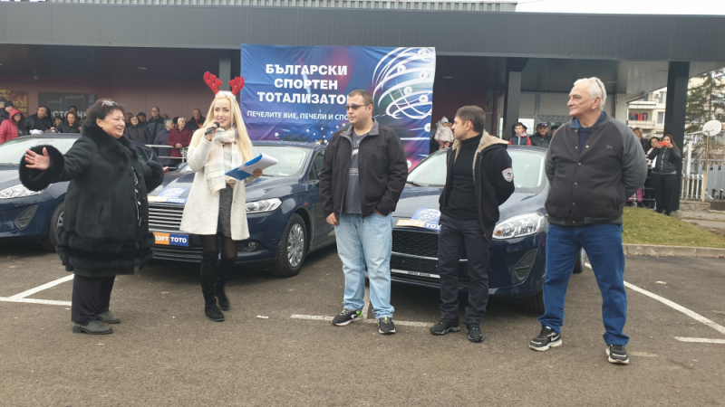 Трима късметлии от София получиха чисто нови автомобили от „Тото 2 – 6 от 49“