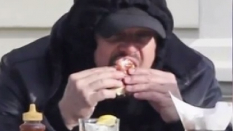 Култови кадри с Ди Каприо, ядящ бургер, взривиха мрежата ВИДЕО