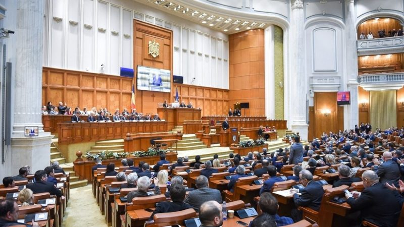 След вдигането на пенсиите с 40%, свалят ДДС-то в Румъния