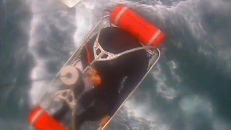 Екшън: Спасяват сърфист от устата на акула ВИДЕО