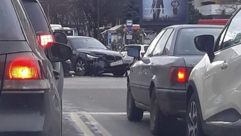 Извънредна ситуация с БМВ на натоварен столичен булевард СНИМКА 