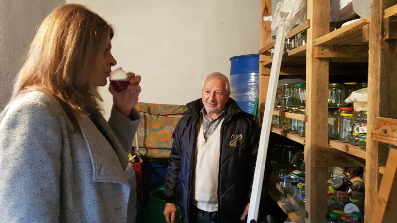 Деси Радева се разходи до границата със Сърбия, пийна младо вино и... СНИМКИ 