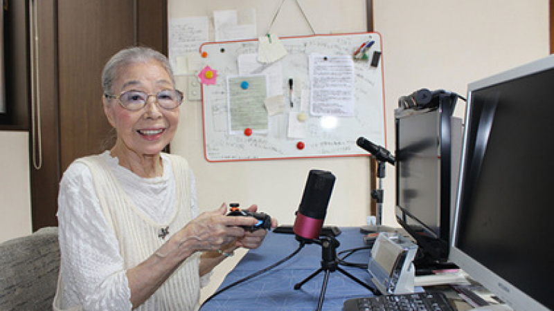 89-годишна баба-блогър разбива младите геймъри 
