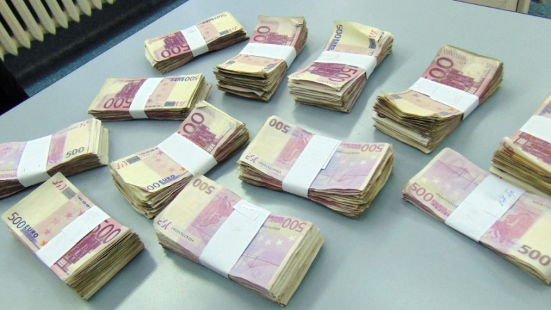 Намериха 4.2 милиона евро, заровени в автокъща в Кавала