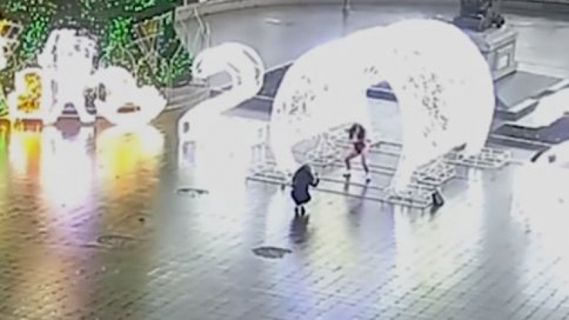 Полугола Снежанка взриви мрежата с туърка си на площада ВИДЕО 