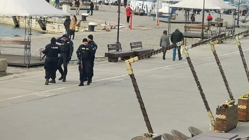 Полицаи с автомати на Морска гара стреснаха варненци