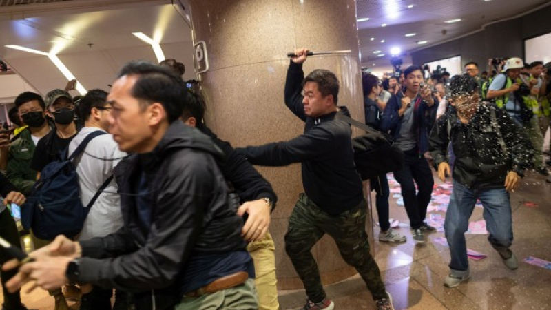 Сблъсъци между полиция и демонстранти в молове в Хонконг СНИМКИ
