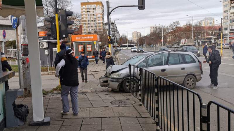 Софиянци се завърнаха и изпотрепаха в зрелищни катастрофи СНИМКИ