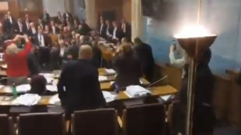Депутати се биха в парламента на Черна гора ВИДЕО