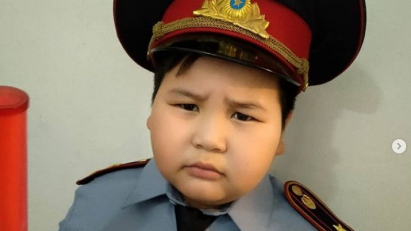 Дебеличко момченце се облече като полицай и взриви мрежата с танц ВИДЕО