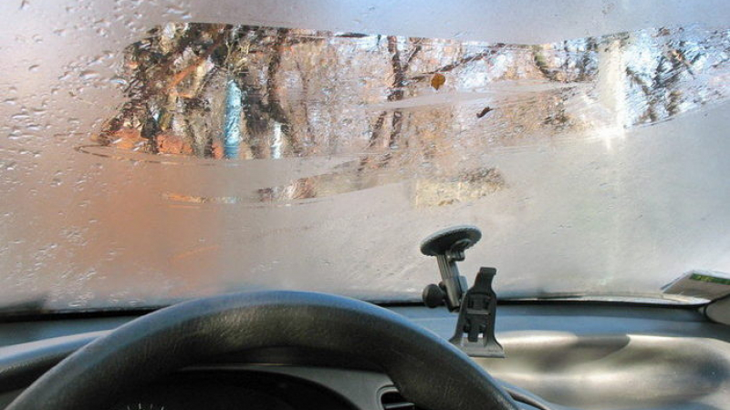 5 практични съвета за справяне със запотяването на прозорците в колата