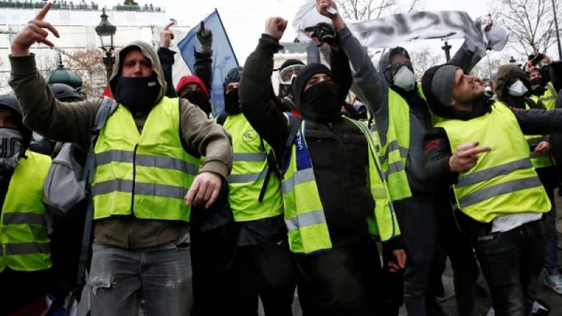 "Жълтите жилетки" на последен за годината протест в Париж