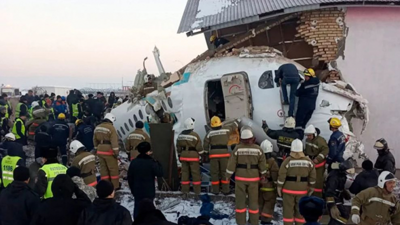 Две версии за рухването на разбилия се при излитането самолет в Казахстан ВИДЕО