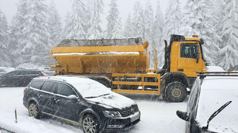 Внимание, шофьори: Снежна блокада и затворени пътища!