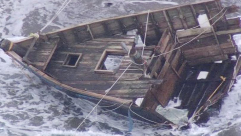 Кораб призрак бе изхвърлен на брега със скелети и отрязани глави на борда СНИМКИ