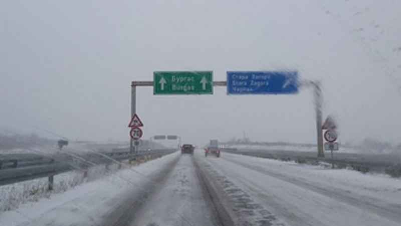 Важно за всички шофьори: Ето по кои пътища вали сняг 